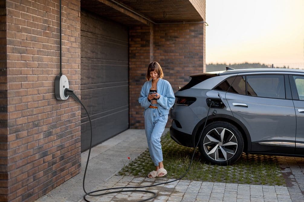 go-e Gemini 11kW nainštalovaný na stene, vonkajšie použitie IP65