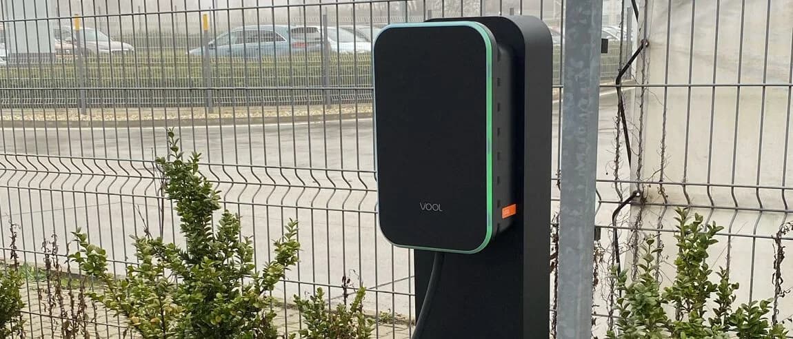 Elektromobil nabíjaný cez noc pri rodinnom dome